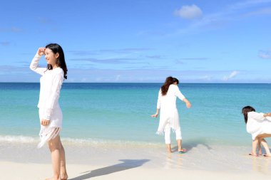 Güneş ışığı kadınlar sahilde zevk