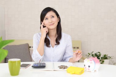 Bir hesap makinesi ile hayal kırıklığına kadın