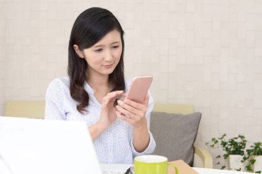 bir akıllı telefon kullanan kadın