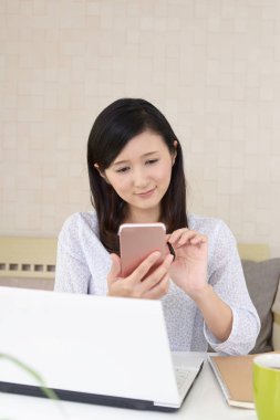 bir akıllı telefon kullanan kadın