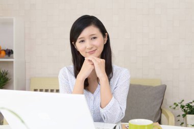 Dizüstü bilgisayar hoşlanan kadın