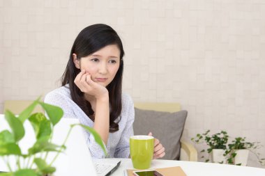 Huzursuz arayan kadın portresi