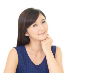 Gülümseyen güzel genç kadın.