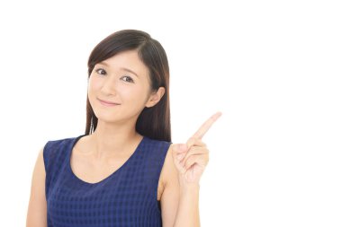 Kadın parmağıyla işaret ediyor.