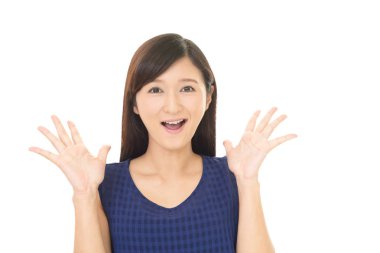 Beyaz arka plan üzerinde izole mutlu bir genç kadın