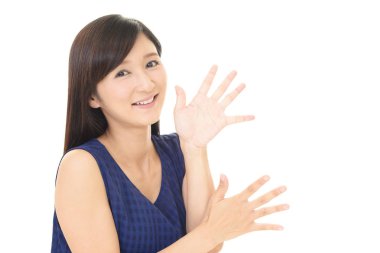 Gülümseyen güzel genç kadın.