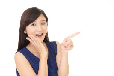 Kadın parmağıyla işaret ediyor.