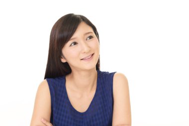 Gülümseyen güzel genç kadın.