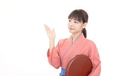 Japon garson bir şey elini avuç içinde gösterilen