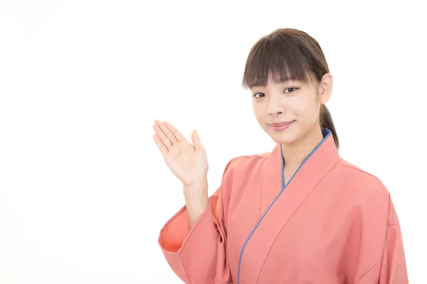 Japoński Kelnerka Pokazuje Coś Jej Dłoni — Zdjęcie stockowe