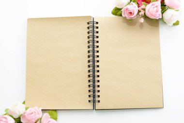 Masanın üstünde defter