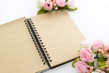 Masanın üstünde defter
