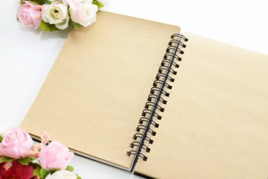 Masanın üstünde defter