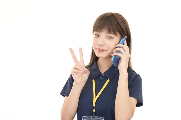 Kvinnliga Arbetstagare Som Pratar Smart Telefon — Stockfoto