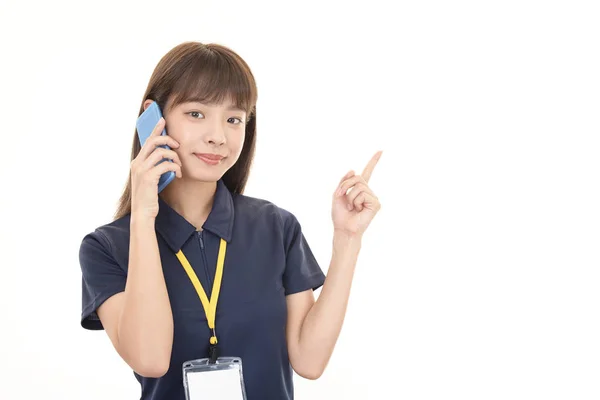 Leende Kvinnlig Arbetstagare Med Smart Telefon — Stockfoto