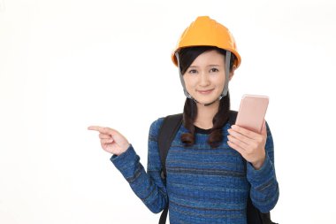 Bayan giyimi koruyucu bir kask.