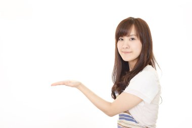 bir şey onu avucunun üzerinde gösterilen kadın