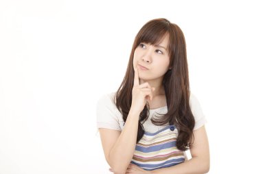 Beyaz arka plan üzerinde izole endişeleniyor kadın