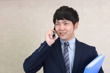 Bir akıllı telefonda konuşan işadamı