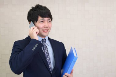 Bir akıllı telefonda konuşan işadamı