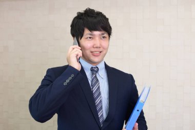 Bir akıllı telefonda konuşan işadamı