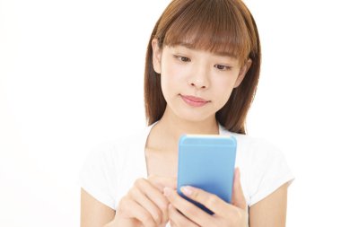 Bir akıllı telefon kullanan gülümseyen kadın