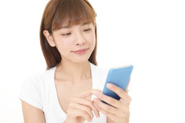 Bir akıllı telefon kullanan gülümseyen kadın