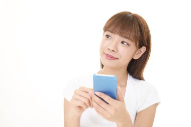 Bir akıllı telefon kullanan gülümseyen kadın