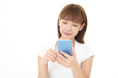 Bir akıllı telefon kullanan gülümseyen kadın