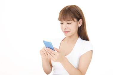 Bir akıllı telefon kullanan gülümseyen kadın