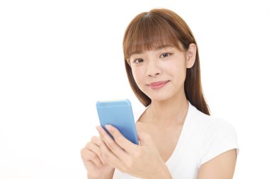 Bir akıllı telefon kullanan gülümseyen kadın