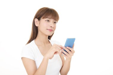 Bir akıllı telefon kullanan gülümseyen kadın