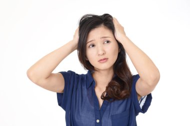 Asyalı kadın yorgun ve stresli hissediyor