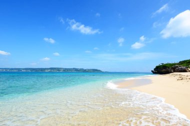 Yaz gökyüzü ve Okinawa 'nın güzel plajı