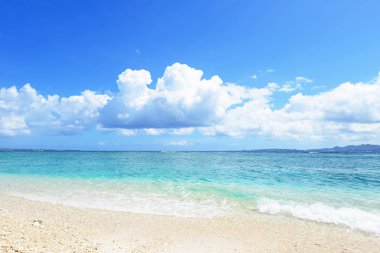 Yaz gökyüzü ve Okinawa 'nın güzel plajı