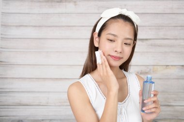 Yüzüne bakan kadın.