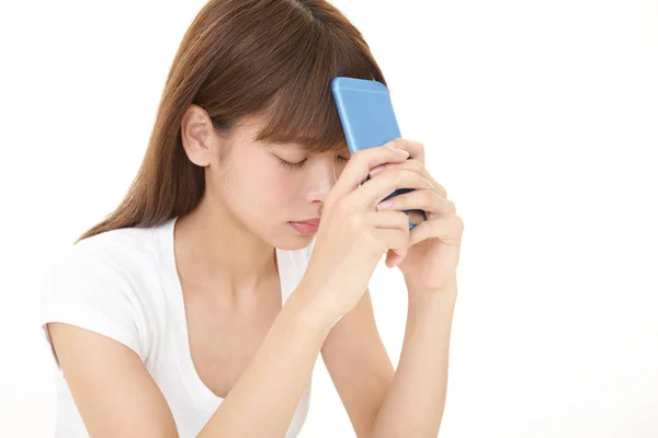 Desapontado Mulher Asiática Com Telefone Inteligente — Fotografia de Stock