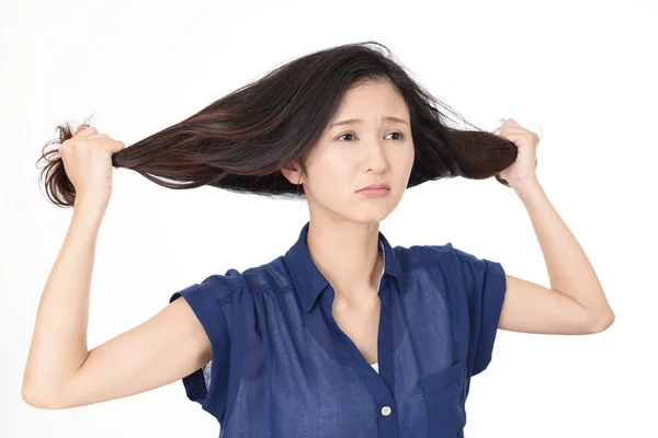 Mulher Olhando Infeliz Com Seu Cabelo — Fotografia de Stock