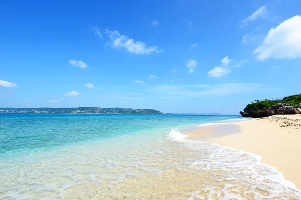 Yaz gökyüzü ve Okinawa 'nın güzel plajı