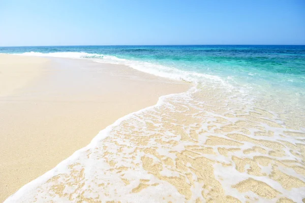 Yaz gökyüzü ve Okinawa 'nın güzel plajı