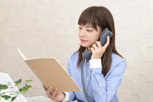 Mujer Negocios Con Teléfono — Foto de Stock