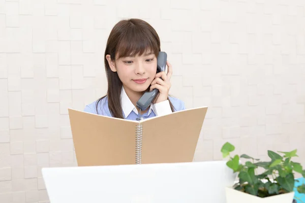 Geschäftsfrau Mit Telefon — Stockfoto