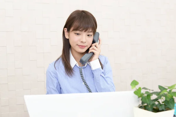 Bizneswoman Telefonem — Zdjęcie stockowe