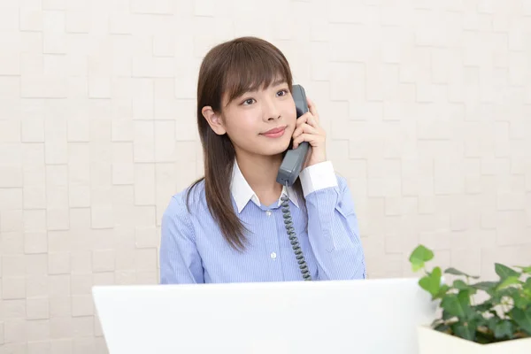 Zakenvrouw Met Een Telefoon — Stockfoto