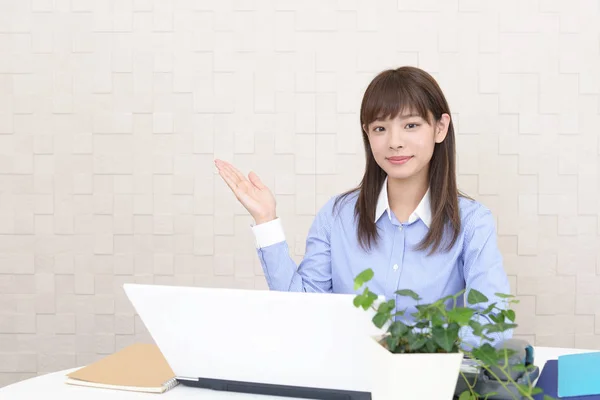 Business Woman Shows Way — Stock Photo, Image