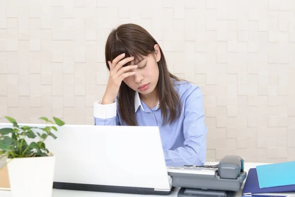 Asiatiska Affärskvinna Känner Sig Trött Och Stressad — Stockfoto