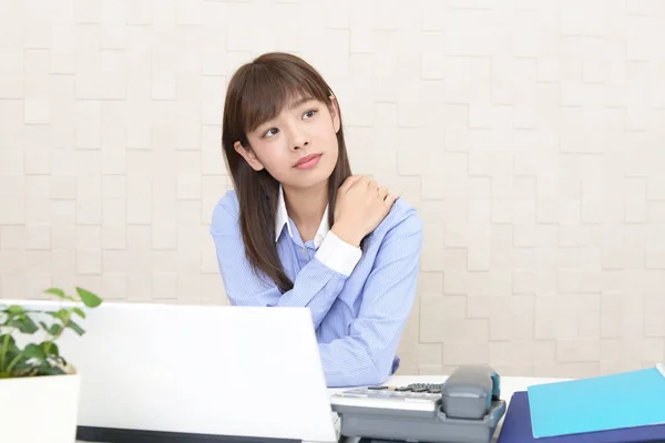 Female Office Worker Who Has Stiff Shoulder — Stock Photo, Image
