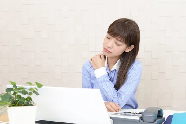 Den Kvinnliga Office Arbetstagare Som Har Stel Axel — Stockfoto