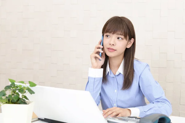 Female Office Worker Who Uses Smart Phone — Stock Photo, Image