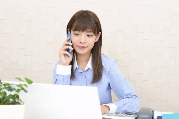 Pracownik Biurowy Kobiece Który Wykorzystuje Inteligentny Telefon — Zdjęcie stockowe